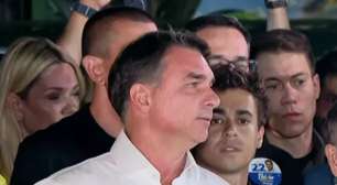 Flávio Bolsonaro é alvo de pedido de perda de mandato e corte de salário após viagem aos EUA