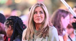 Jennifer Aniston, de 57 anos, e a verdade sobre a receita de salada saudável atribuída a ela: 'Infelizmente não é minha. Tinha apenas alface americana, tomates fatiados, grão-de-bico, salame, bacon de peru crocante, frango e queijo pecorino'