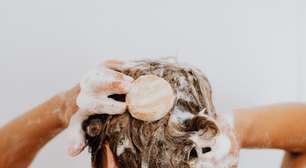 Chá de alecrim no cabelo pode funcionar como complemento da rotina, mas infusão caseira não substitui xampu nem trata calvície