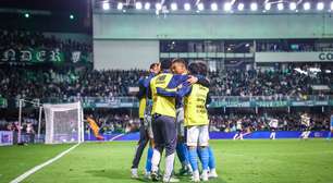 Transmissão flagra jogador do Grêmio emocionado após vitória contra o Coritiba