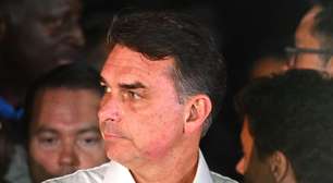 Quais seriam os caminhos possíveis para Flávio Bolsonaro ficar legalmente nos EUA