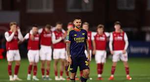 Bruno Guimarães repete drama da Copa com pênalti perdido e Arsenal cai para time da quarta divisão
