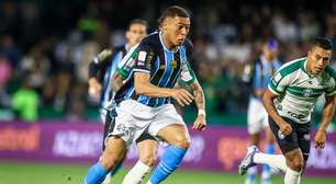 Grêmio define resultado contra o Coritiba aos 46 minutos do 2° tempo