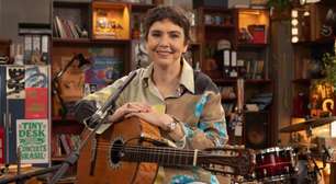 Tiny Desk Brasil anuncia episódio com Adriana Calcanhotto, que canta clássicos de forma mais intimista