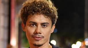 Silvero Pereira publica foto com o namorado e revela felicidade com a relação