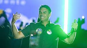 Deputados do PT pedem inclusão de Flávio Bolsonaro na lista da Interpol após saída do Brasil