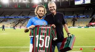 Guga é homenageado pelos 150 jogos pelo Fluminense