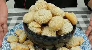 Biscoitinho de coco caseiro bem sequinho, que derrete na boca e fica pronto em poucos minutos