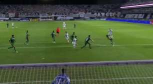 Atletas do Santos pedem pênalti em jogada polêmica diante do Palmeiras