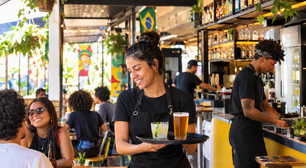 Bares e restaurantes são o 2º setor que mais contrata jovens