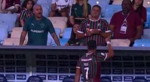 Hulk discute com torcedor ao ser substituído em jogo do Fluminense
