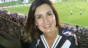 Parecem sandálias birken, mas são os novos chinelos de marca nacional na cor 'Gigante da Colina' que a minha tia, torcedora fanática, vai usar com a camisa do Vasco no próximo jogo contra o Flamengo