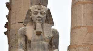 Ele foi cultivar pepinos e encontrou um faraó: uma enorme estátua de Ramsés II, com 3.200 anos