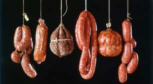 Anvisa suspende lote de linguiça após detectar bactéria; entenda os riscos