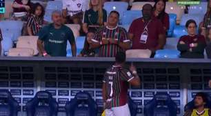 Hulk discute com torcedor do Fluminense em pleno Maracanã