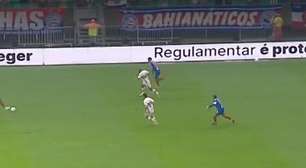 Narrador da Globo se confunde e grita gol após bola ir para fora, durante Bahia x São Paulo