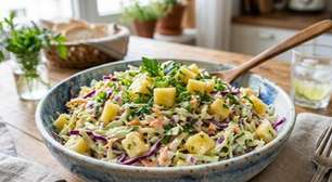 Salada cremosa de repolho com abacaxi: leve, crocante e deliciosa