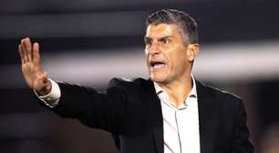Pedro Emanuel explica escolha que expôs o Vasco contra o Flamengo: "Pancada forte"