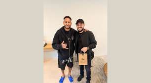 Neymar recebe brinco de ouro 18K com diamantes de Wallace Joias