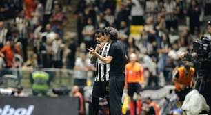 Vitão, do Atlético-MG, deixa clássico de ambulância após choque com o goleiro Delfim