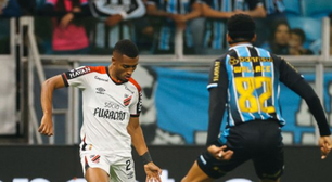 Grêmio vence o Athletico, deixa o Z4, e afunda o Internacional