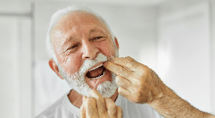 Dentes parecem maiores com o passar dos anos? Entenda os sinais da retração gengival