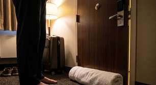É por isso que viajantes experientes colocam toalhas na porta do quarto de hotel