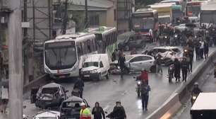 Motorista de ônibus morre ao volante e engavetamento atinge 22 veículos no Rio de Janeiro