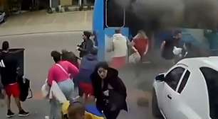 Passageiros quebram janelas e pulam de ônibus para escapar de incêndio em SC