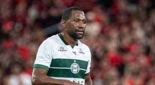 Tinga celebra gol e dedica vitória do Coritiba a ex-técnico: "Grupo todo estava devendo"