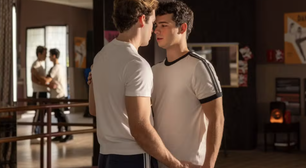 Mau Mau e Felipe dão primeiro beijo em Quem Ama Cuida, e cena repercute