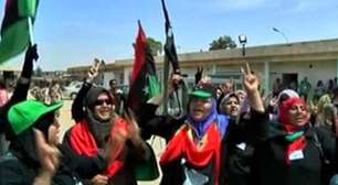 Mães aprendem a pegar em armas com rebeldes na Líbia