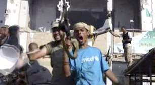 Rebeldes comemoram invasão em quartel de Kadafi