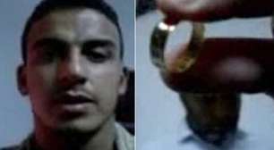 Jovem líbio diz ter matado Kadafi e exibe anel do ex-ditador