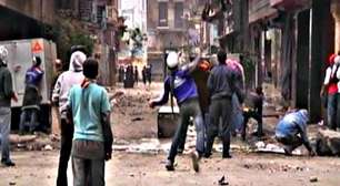 Egípcios jogam blocos de concreto contra policiais