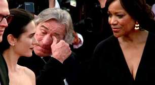 Robert De Niro chora no tapete vermelho em Cannes