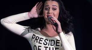 Katy se apresenta em comício de Obama vestida de cédula; veja