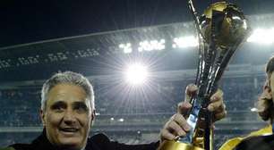 Tite se emociona com taça de campeão durante coletiva