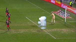 Torcida joga bomba no campo e quase acerta brasileiro