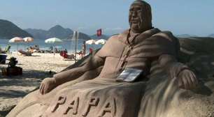 Mulheres de areia "se vestem" e Papa ganha escultura no Rio