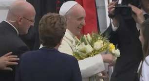 Papa é recebido com flores por Dilma; veja chegada
