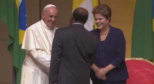 "Esnobada" de Barbosa em Dilma ao lado do papa vira assunto na web