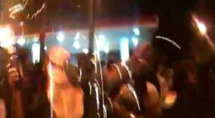 Manifestante joga coquetel Molotov contra PMs no Rio de Janeiro