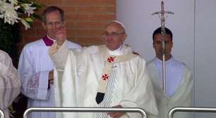Papa abençoa fiéis e promete voltar ao Brasil; veja
