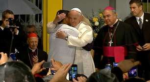 Papa abraça dependentes químicos em tratamento no Rio