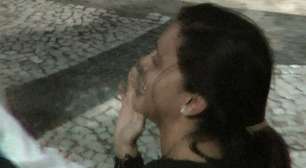 Mulher se ajoelha e vai às lágrimas após ver Papa em Copacabana