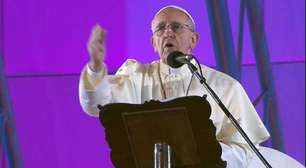 Após encenação da Via Sacra, Papa compara cruz a injustiças