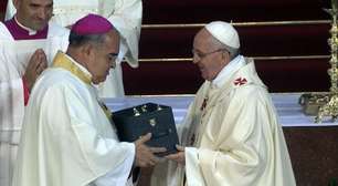 Arcebisto do RJ recebe presente de Francisco durante missa em Catedral