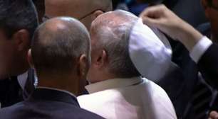 Multidão cerca e "troca" solidéu do papa Francisco