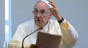 Papa diz que bispos não são príncipes e devem amar a pobreza
